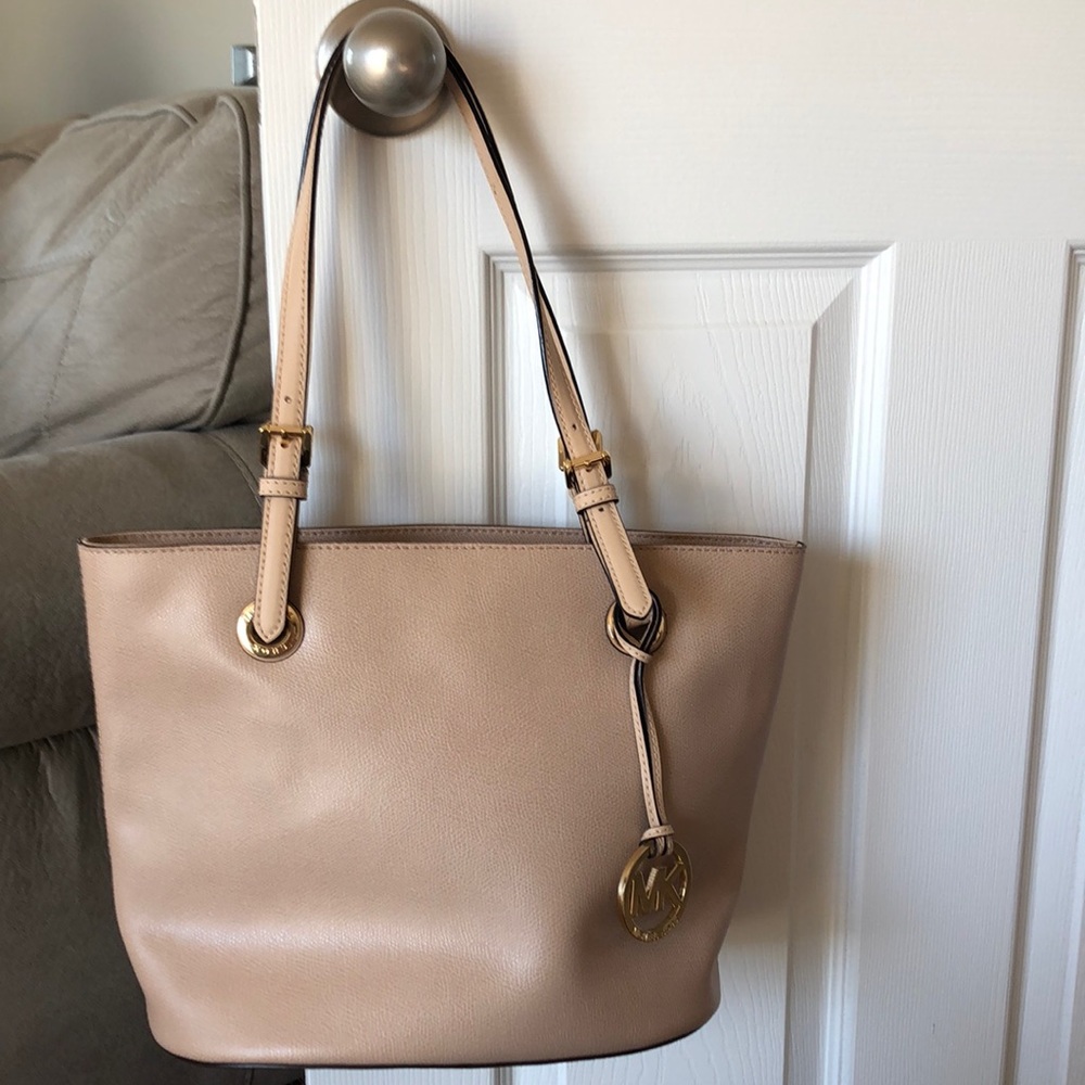 Medium Size Michael Kors Tote - Tan